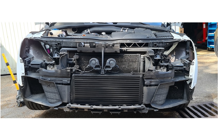 Audi RS3 8P 2.5TFSI Performance Tuning Ladeluftkühler EVO 2 mit Silikon